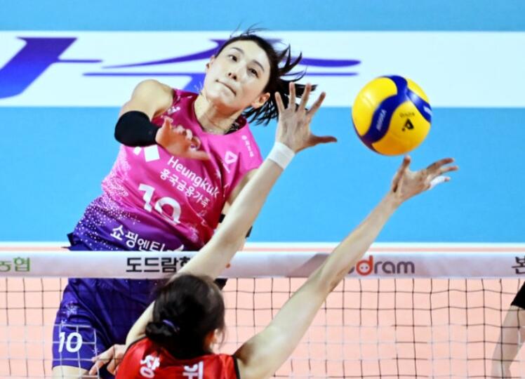 흥국생명 선수로 경기를 진행하고 있는 김연경