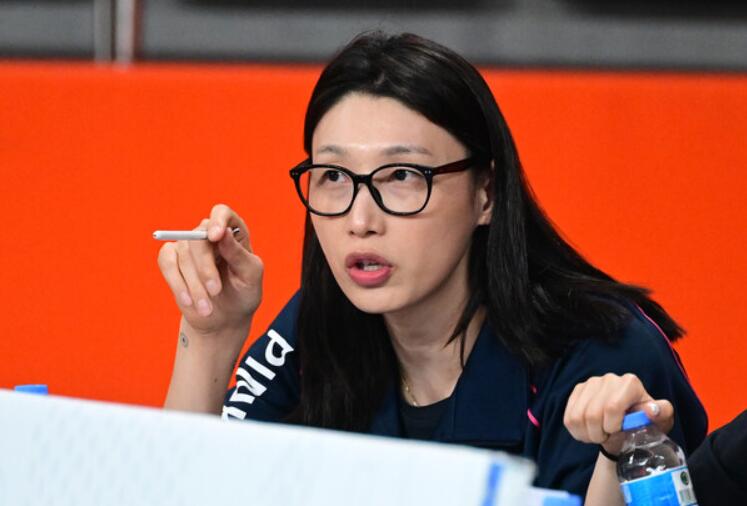 안경을 끼고 코칭에 집중하는 김연경